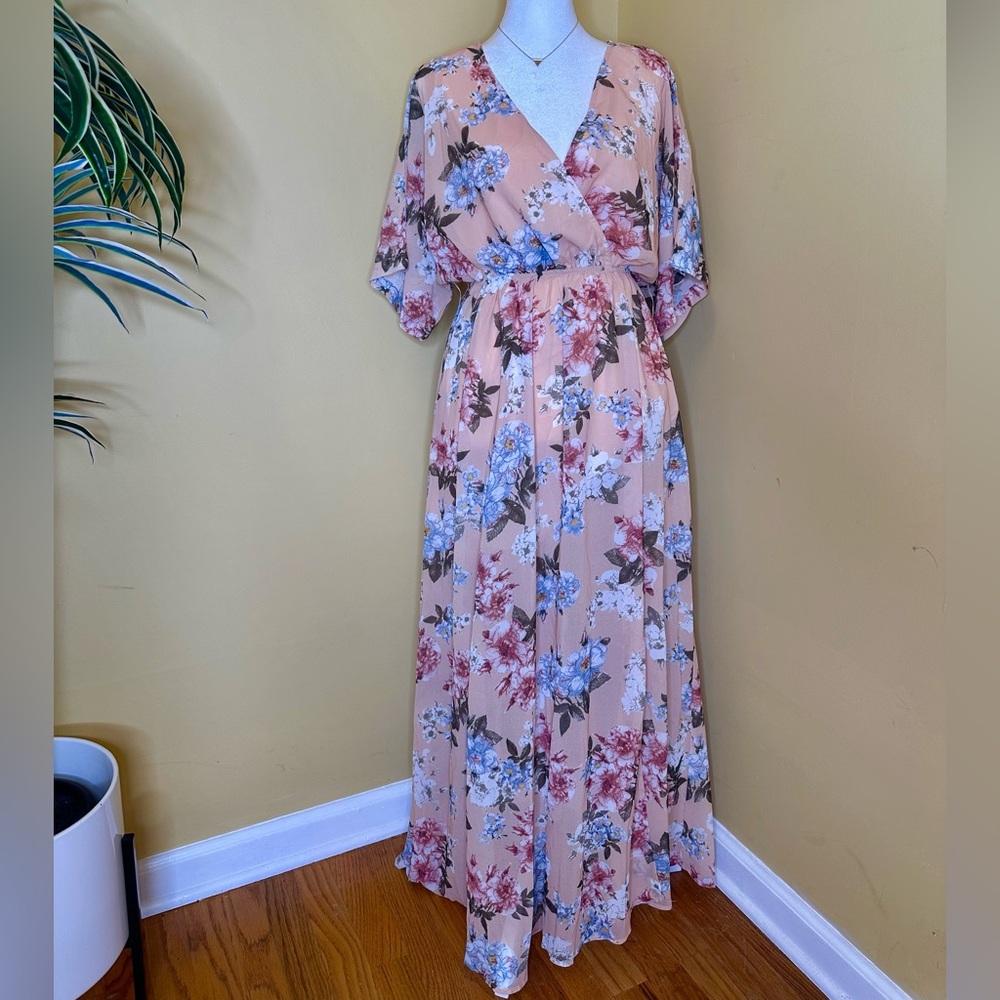Flowy, floral maxi dress in a soft blush pink.